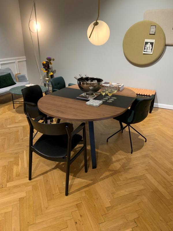 New Office Primum valnød med 1 udtræksplade i linoleum